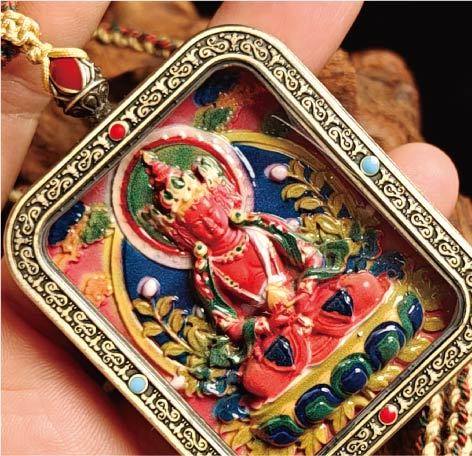 蔵伝大日如来のタンカペンダント／赤砂彩色絵、立体彫刻、約47mm×57mm、両面デザイン、紐付き