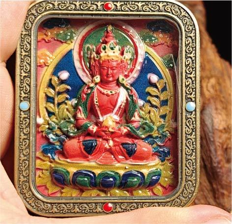 蔵伝大日如来のタンカペンダント／赤砂彩色絵、立体彫刻、約47mm×57mm、両面デザイン、紐付き