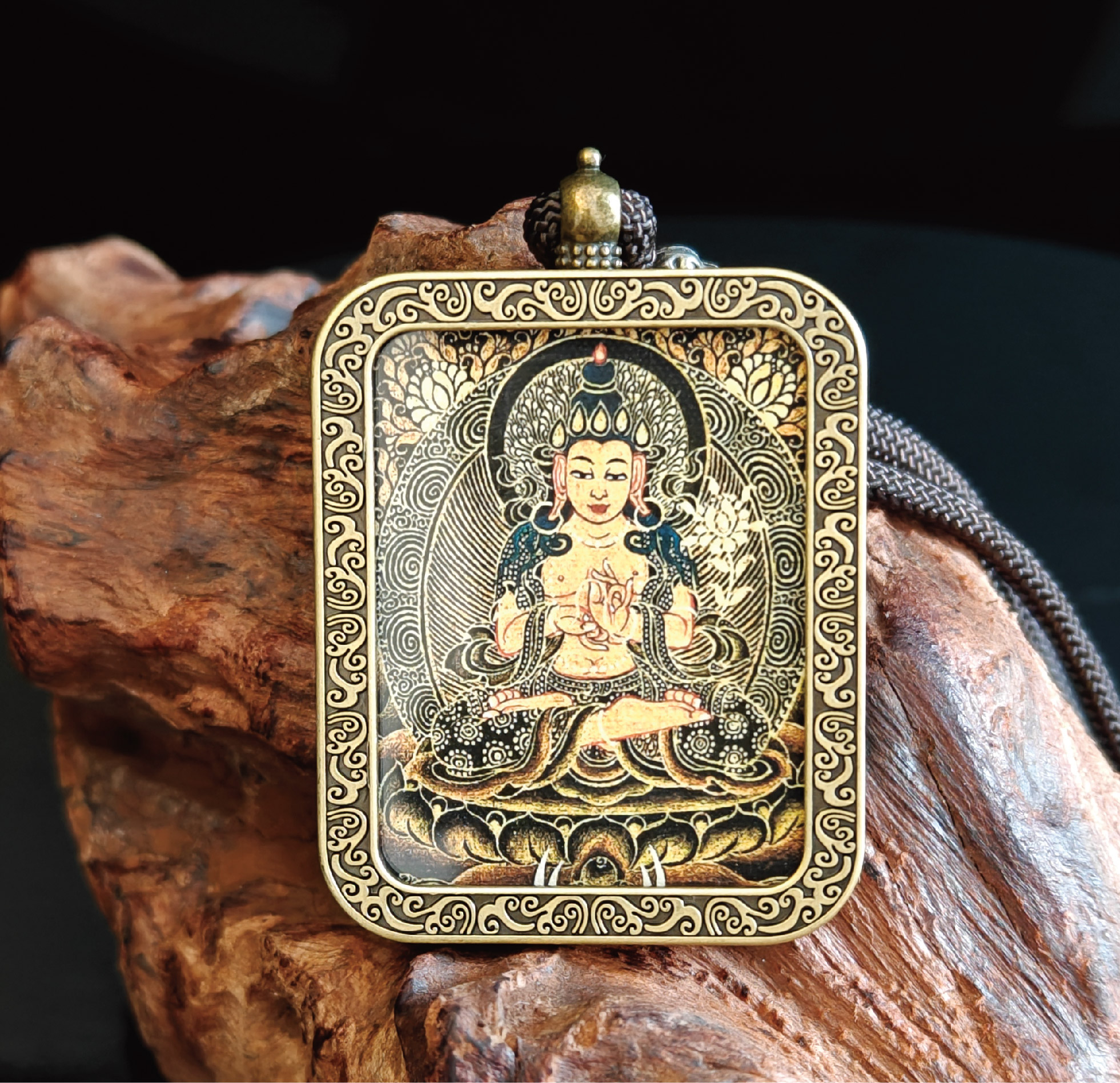 チベット仏教式 大勢至菩薩 開運ペンダント/メッキ合金、両面デザイン、約40×50×8mm（紐含む）、ブラックゴールド