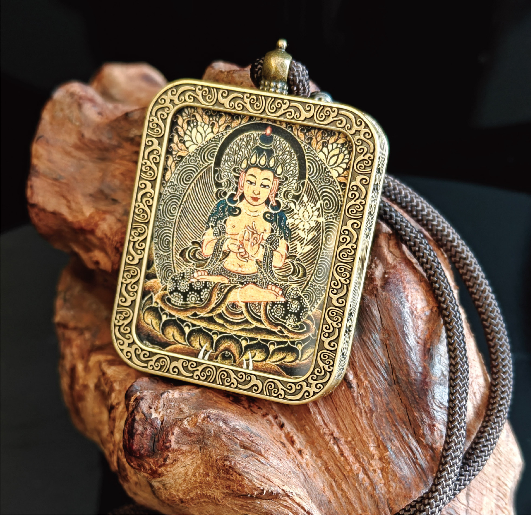 チベット仏教式 大勢至菩薩 開運ペンダント/メッキ合金、両面デザイン、約40×50×8mm（紐含む）、ブラックゴールド