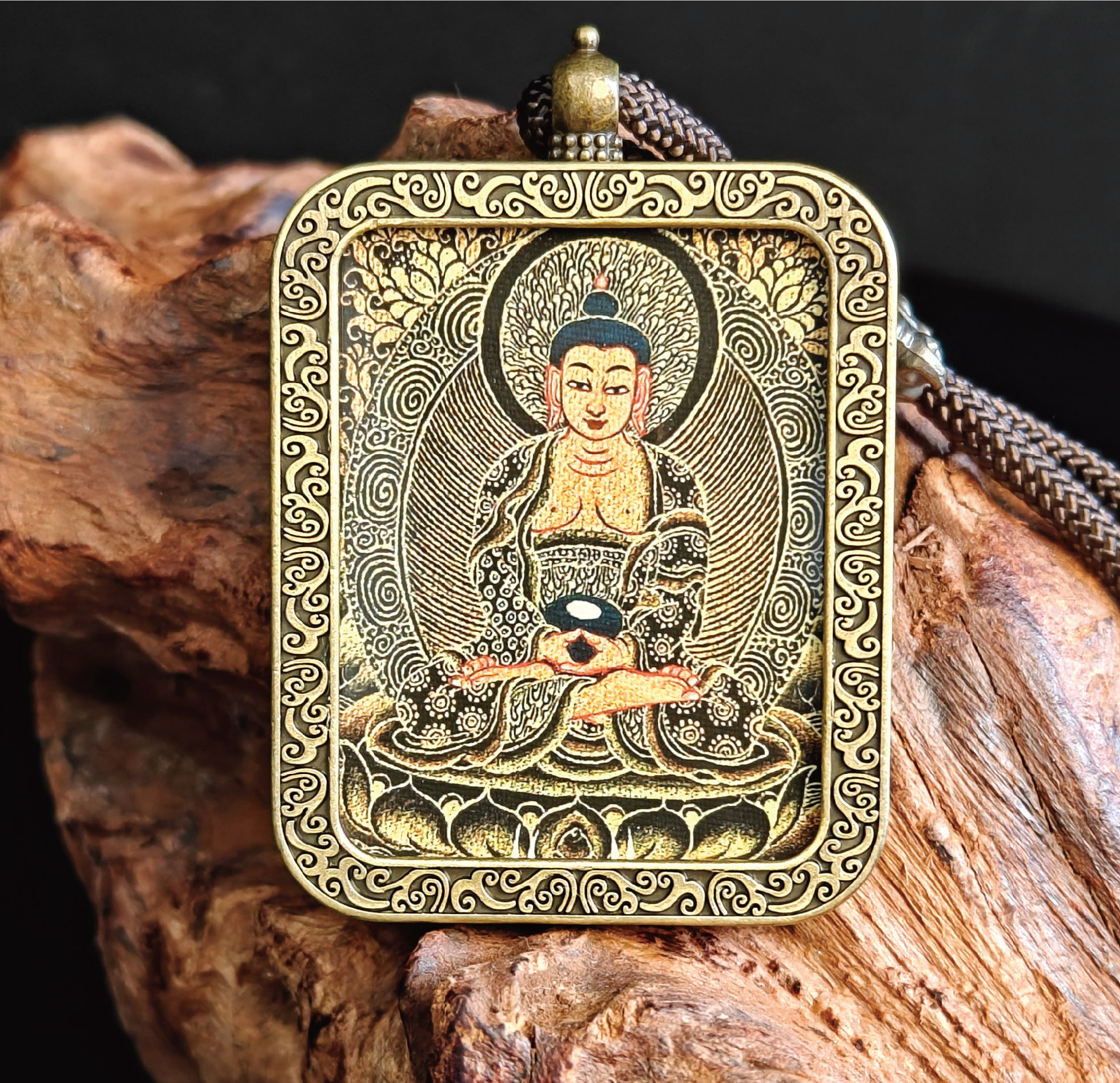 チベット仏教式 阿弥陀如来 開運ペンダント/メッキ合金、両面デザイン、約40×50×8mm（紐含む）、ブラックゴールド