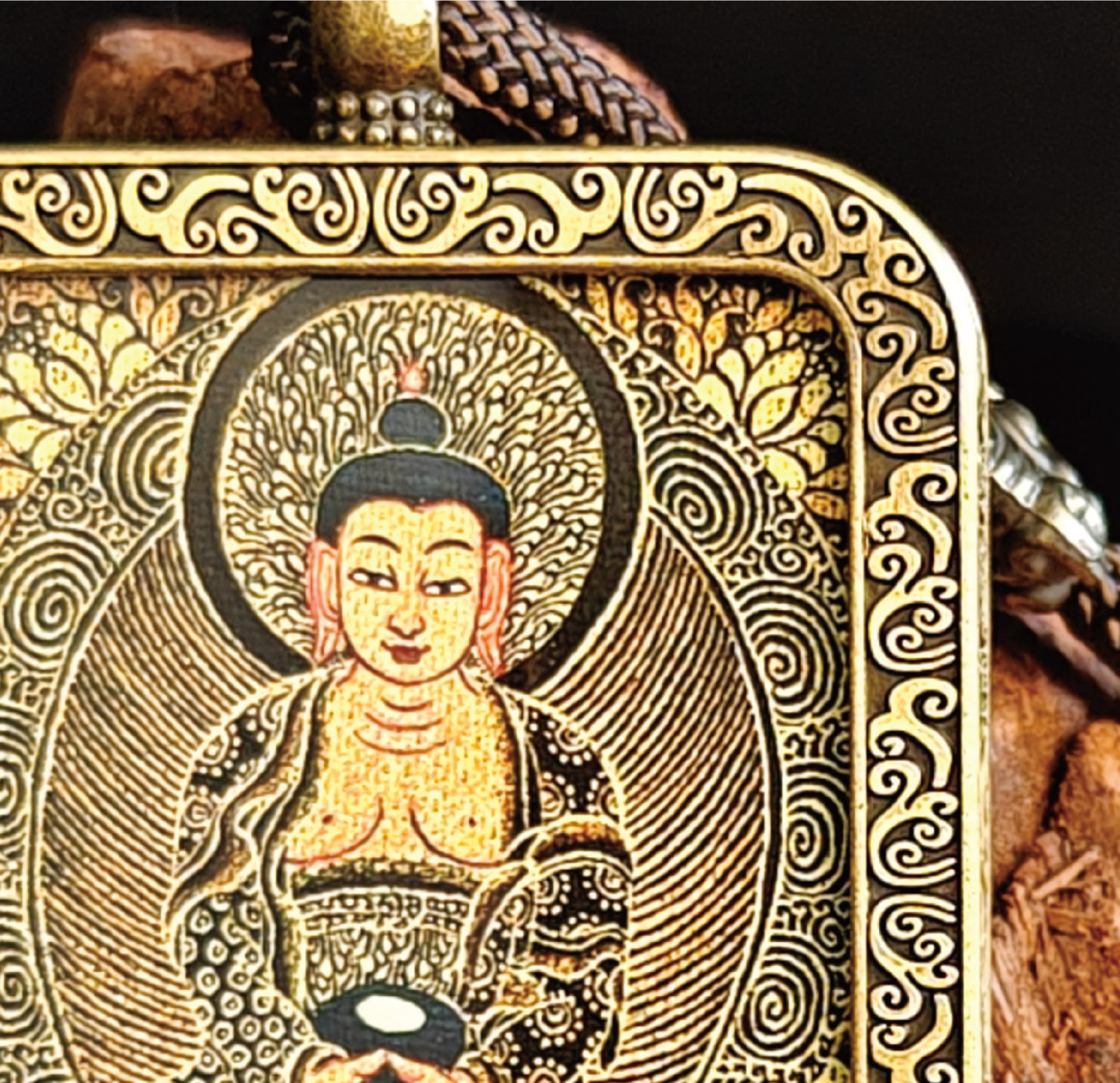 チベット仏教式 阿弥陀如来 開運ペンダント/メッキ合金、両面デザイン、約40×50×8mm（紐含む）、ブラックゴールド