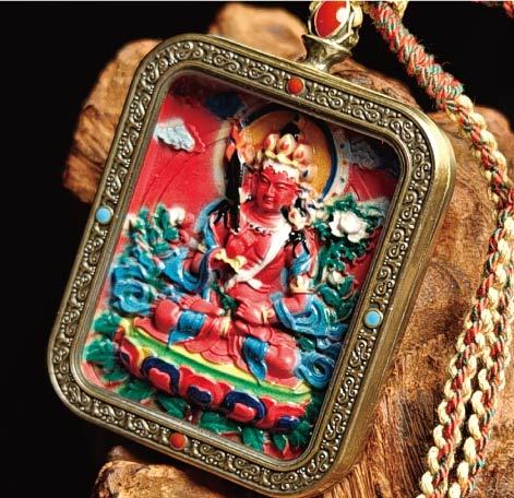 蔵伝虚空蔵菩薩のタンカペンダント／赤砂彩色絵、立体彫刻、約47mm×57mm、両面デザイン、紐付き