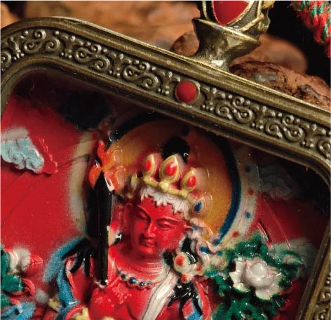 蔵伝虚空蔵菩薩のタンカペンダント／赤砂彩色絵、立体彫刻、約47mm×57mm、両面デザイン、紐付き