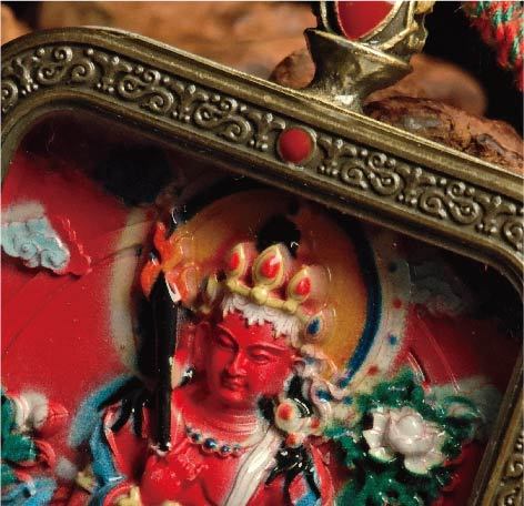 蔵伝虚空蔵菩薩のタンカペンダント／赤砂彩色絵、立体彫刻、約47mm×57mm、両面デザイン、紐付き