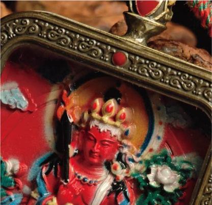 蔵伝虚空蔵菩薩のタンカペンダント／赤砂彩色絵、立体彫刻、約47mm×57mm、両面デザイン、紐付き