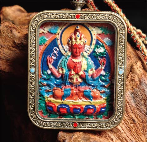 蔵伝四臂観音のタンカペンダント／赤砂彩色絵、立体彫刻、約47mm×57mm、両面デザイン、紐付き