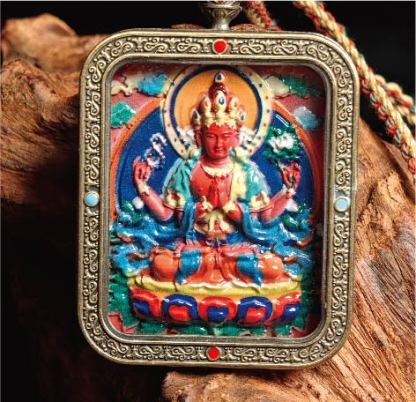 蔵伝四臂観音のタンカペンダント／赤砂彩色絵、立体彫刻、約47mm×57mm、両面デザイン、紐付き