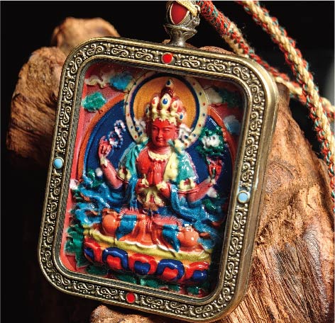 蔵伝四臂観音のタンカペンダント／赤砂彩色絵、立体彫刻、約47mm×57mm、両面デザイン、紐付き
