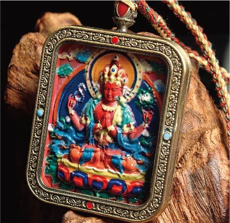 蔵伝四臂観音のタンカペンダント／赤砂彩色絵、立体彫刻、約47mm×57mm、両面デザイン、紐付き