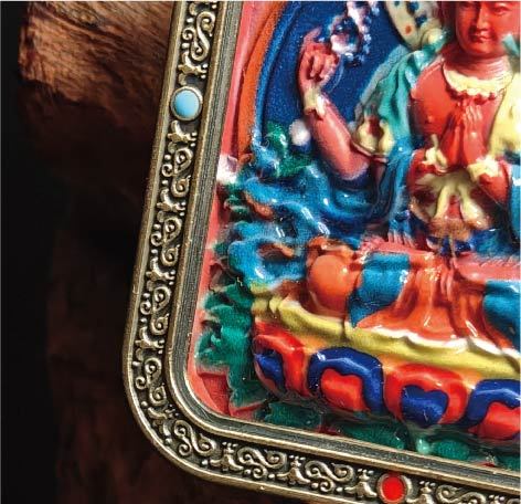 蔵伝四臂観音のタンカペンダント／赤砂彩色絵、立体彫刻、約47mm×57mm、両面デザイン、紐付き