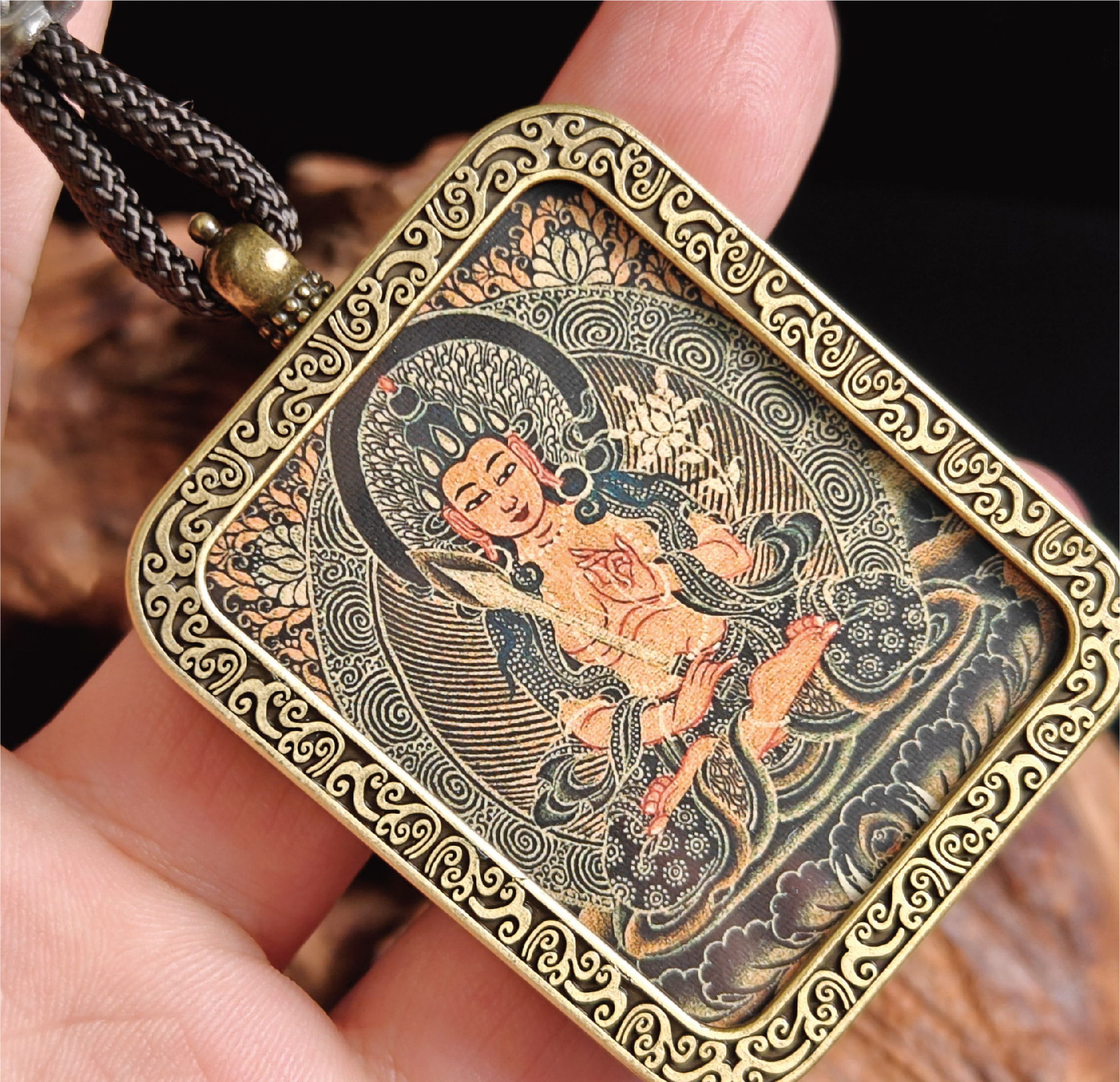 チベット仏教式 虚空蔵菩薩 開運ペンダント/メッキ合金、両面デザイン、約40×50×8mm（紐含む）、ブラックゴールド