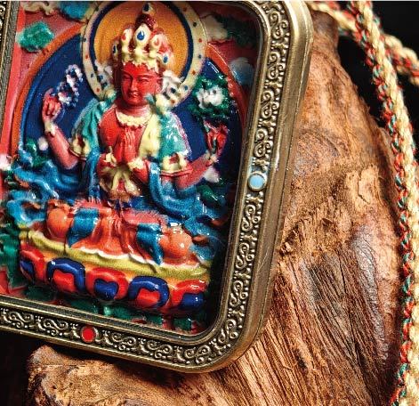 蔵伝四臂観音のタンカペンダント／赤砂彩色絵、立体彫刻、約47mm×57mm、両面デザイン、紐付き