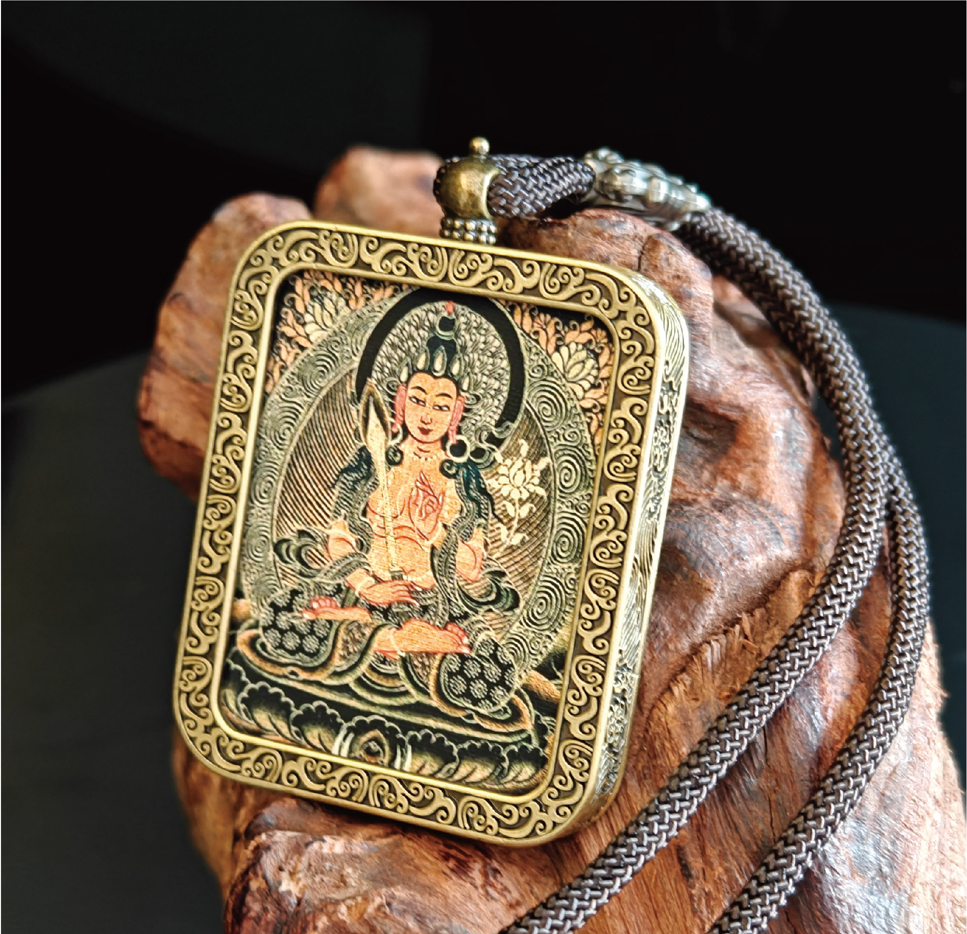 チベット仏教式 虚空蔵菩薩 開運ペンダント/メッキ合金、両面デザイン、約40×50×8mm（紐含む）、ブラックゴールド