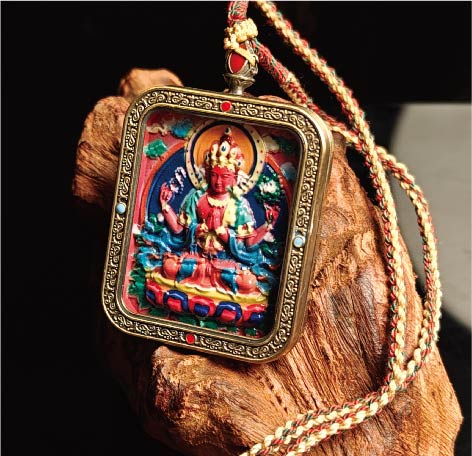 蔵伝四臂観音のタンカペンダント／赤砂彩色絵、立体彫刻、約47mm×57mm、両面デザイン、紐付き