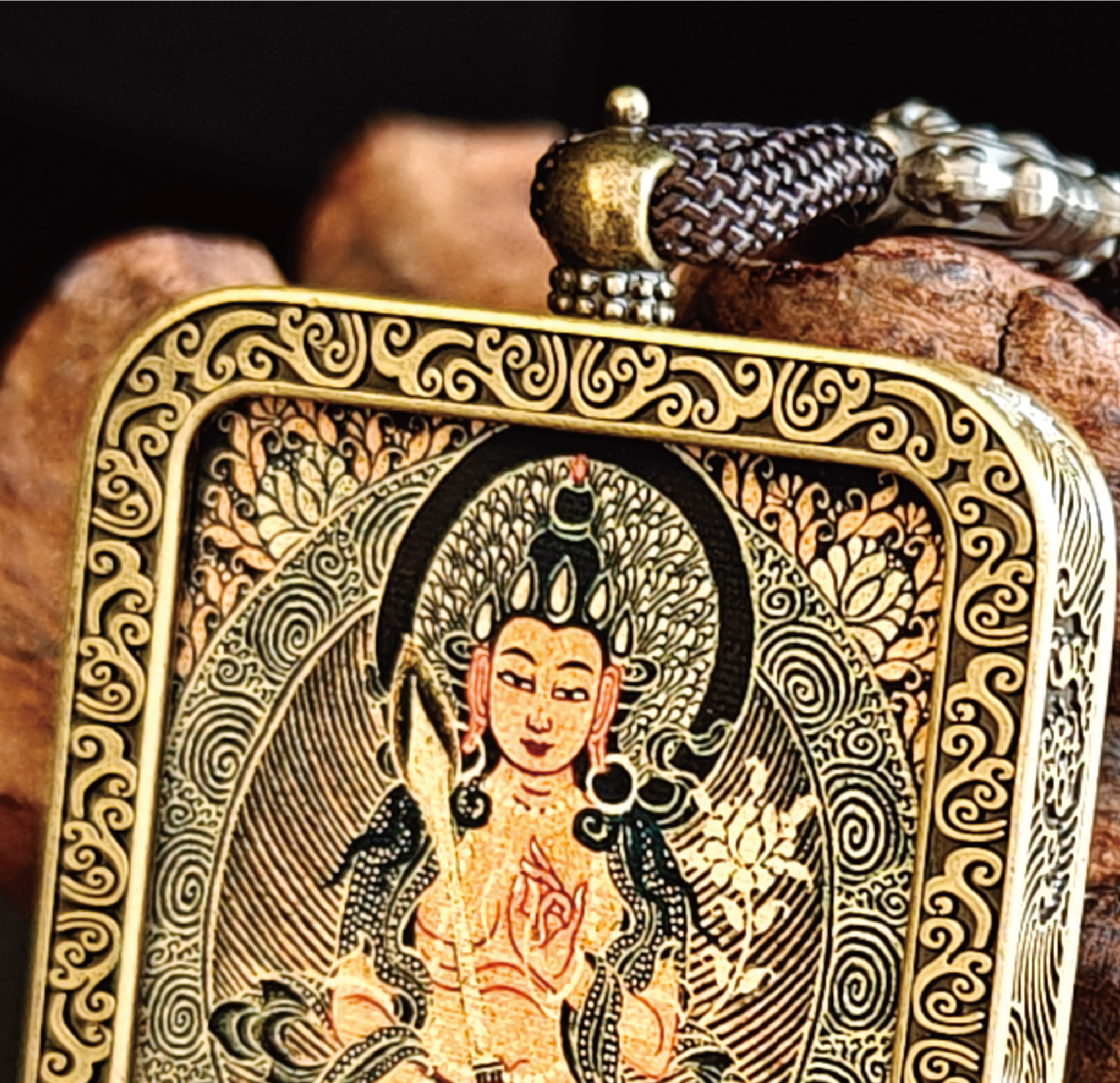 チベット仏教式 虚空蔵菩薩 開運ペンダント/メッキ合金、両面デザイン、約40×50×8mm（紐含む）、ブラックゴールド