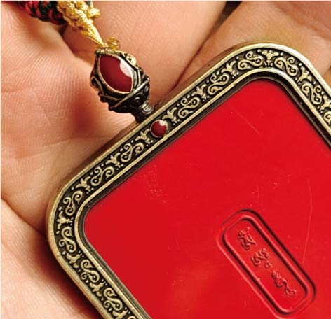 蔵伝文殊菩薩のタンカペンダント／赤砂彩色絵、立体彫刻、約47mm×57mm、両面デザイン、紐付き