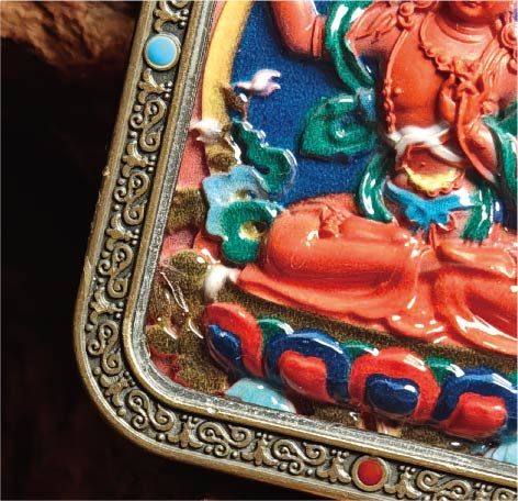 蔵伝文殊菩薩のタンカペンダント／赤砂彩色絵、立体彫刻、約47mm×57mm、両面デザイン、紐付き