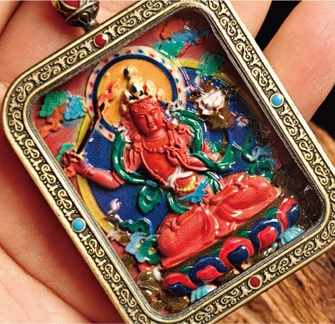 蔵伝文殊菩薩のタンカペンダント／赤砂彩色絵、立体彫刻、約47mm×57mm、両面デザイン、紐付き