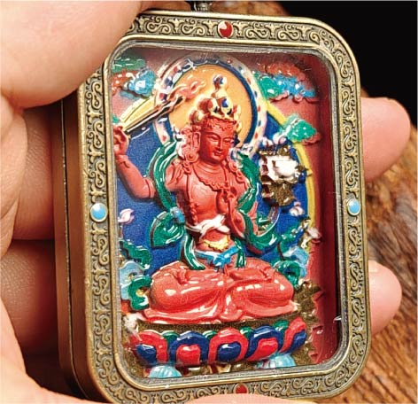 蔵伝文殊菩薩のタンカペンダント／赤砂彩色絵、立体彫刻、約47mm×57mm、両面デザイン、紐付き