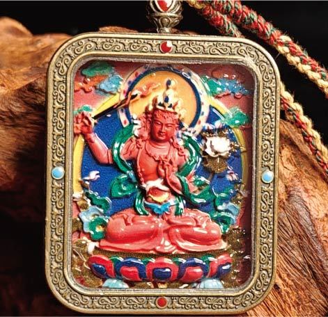 蔵伝文殊菩薩のタンカペンダント／赤砂彩色絵、立体彫刻、約47mm×57mm、両面デザイン、紐付き