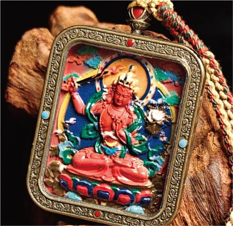 蔵伝文殊菩薩のタンカペンダント／赤砂彩色絵、立体彫刻、約47mm×57mm、両面デザイン、紐付き