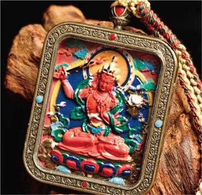 蔵伝文殊菩薩のタンカペンダント／赤砂彩色絵、立体彫刻、約47mm×57mm、両面デザイン、紐付き