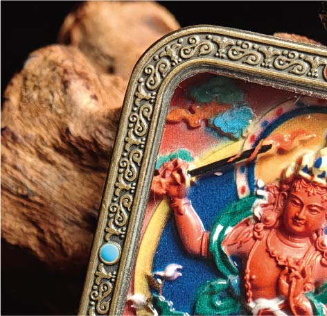 蔵伝文殊菩薩のタンカペンダント／赤砂彩色絵、立体彫刻、約47mm×57mm、両面デザイン、紐付き