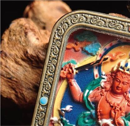 蔵伝文殊菩薩のタンカペンダント／赤砂彩色絵、立体彫刻、約47mm×57mm、両面デザイン、紐付き