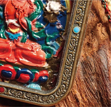 蔵伝文殊菩薩のタンカペンダント／赤砂彩色絵、立体彫刻、約47mm×57mm、両面デザイン、紐付き