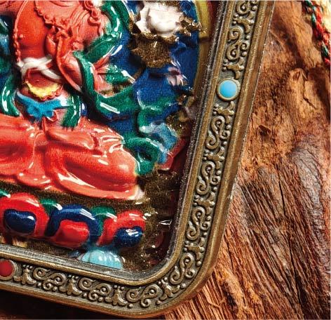 蔵伝文殊菩薩のタンカペンダント／赤砂彩色絵、立体彫刻、約47mm×57mm、両面デザイン、紐付き