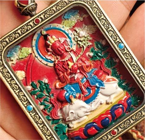 蔵伝普賢菩薩のタンカペンダント／赤砂彩色絵、立体彫刻、約47mm×57mm、両面デザイン、紐付き