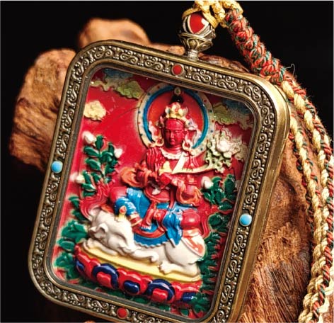 蔵伝普賢菩薩のタンカペンダント／赤砂彩色絵、立体彫刻、約47mm×57mm、両面デザイン、紐付き