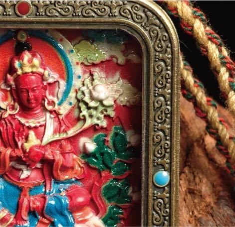 蔵伝普賢菩薩のタンカペンダント／赤砂彩色絵、立体彫刻、約47mm×57mm、両面デザイン、紐付き