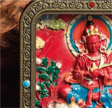 蔵伝普賢菩薩のタンカペンダント／赤砂彩色絵、立体彫刻、約47mm×57mm、両面デザイン、紐付き