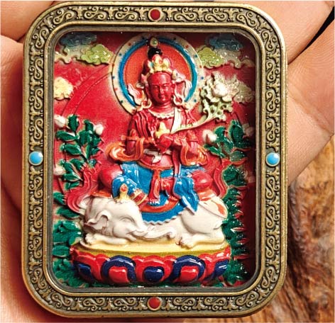 蔵伝普賢菩薩のタンカペンダント／赤砂彩色絵、立体彫刻、約47mm×57mm、両面デザイン、紐付き