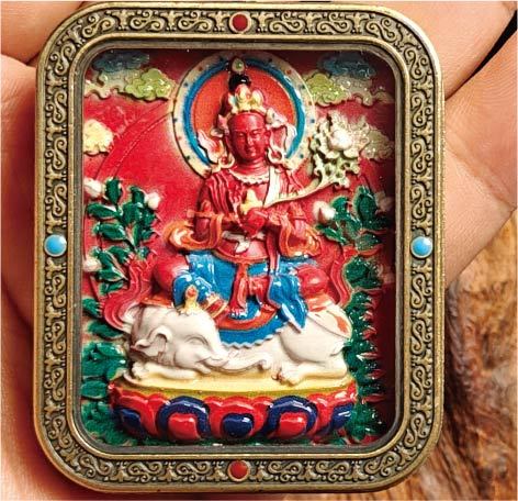 蔵伝普賢菩薩のタンカペンダント／赤砂彩色絵、立体彫刻、約47mm×57mm、両面デザイン、紐付き