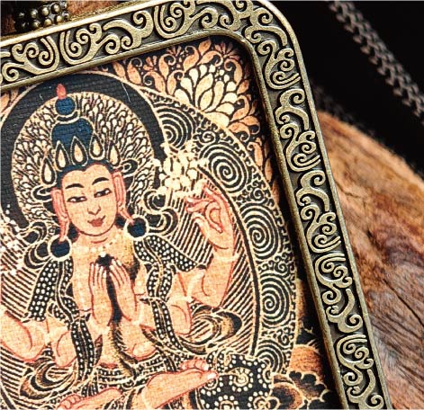 チベット伝承 千手観音 タンカ ペンダントトップ/メッキ合金、両面デザイン、約40×50×8mm（紐含む）、ブラックゴールド