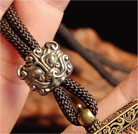 チベット伝承 千手観音 タンカ ペンダントトップ/メッキ合金、両面デザイン、約40×50×8mm（紐含む）、ブラックゴールド