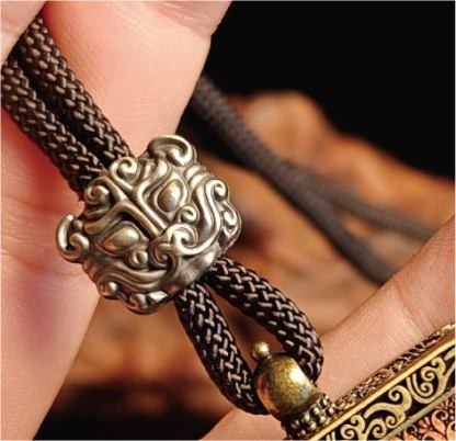 チベット伝承 千手観音 タンカ ペンダントトップ/メッキ合金、両面デザイン、約40×50×8mm（紐含む）、ブラックゴールド