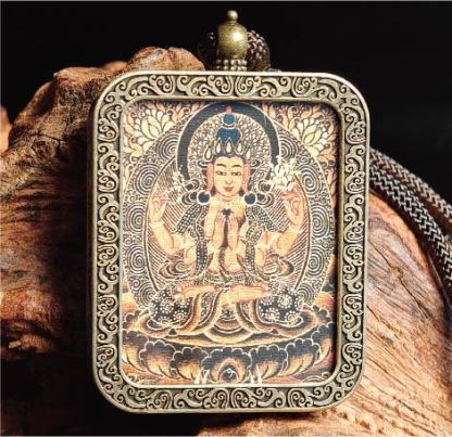 チベット伝承 千手観音 タンカ ペンダントトップ/メッキ合金、両面デザイン、約40×50×8mm（紐含む）、ブラックゴールド