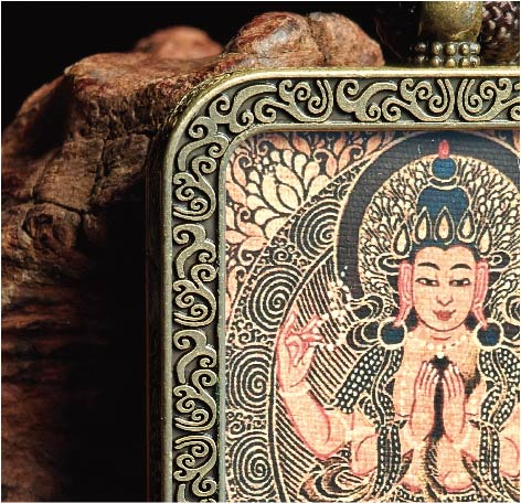 チベット伝承 千手観音 タンカ ペンダントトップ/メッキ合金、両面デザイン、約40×50×8mm（紐含む）、ブラックゴールド