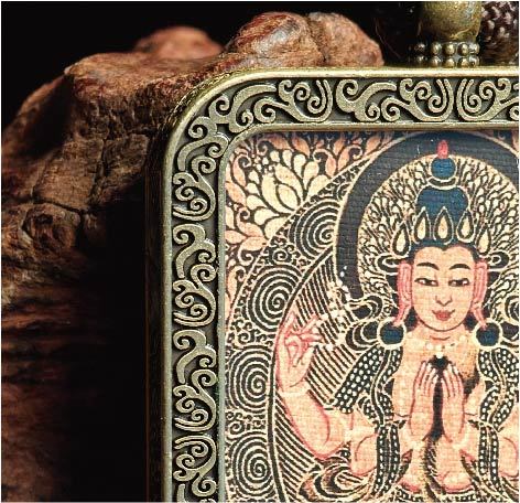 チベット伝承 千手観音 タンカ ペンダントトップ/メッキ合金、両面デザイン、約40×50×8mm（紐含む）、ブラックゴールド