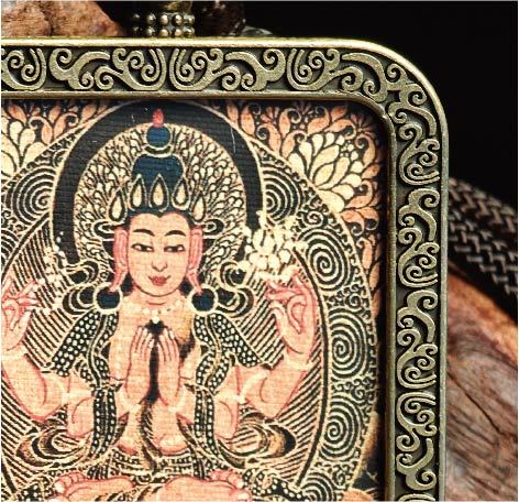 チベット伝承 千手観音 タンカ ペンダントトップ/メッキ合金、両面デザイン、約40×50×8mm（紐含む）、ブラックゴールド