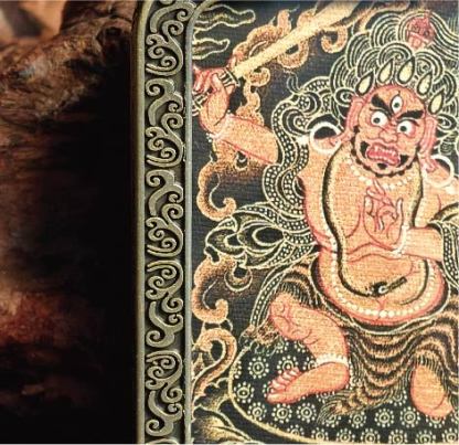 チベット仏教式 不動尊 開運ペンダント/メッキ合金、両面デザイン、約40×50×8mm（紐含む）、ブラックゴールド