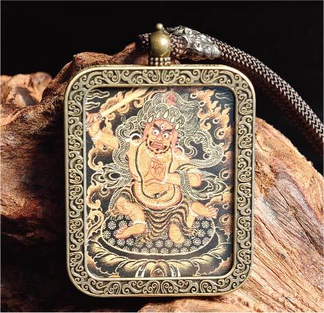 チベット仏教式 不動尊 開運ペンダント/メッキ合金、両面デザイン、約40×50×8mm（紐含む）、ブラックゴールド