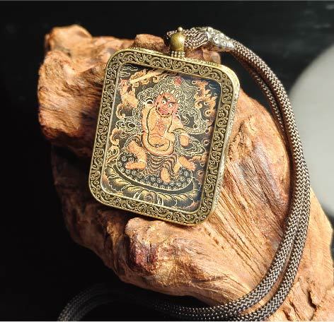 チベット仏教式 不動尊 開運ペンダント/メッキ合金、両面デザイン、約40×50×8mm（紐含む）、ブラックゴールド