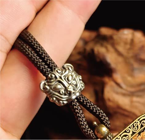 チベット仏教式 不動尊 開運ペンダント/メッキ合金、両面デザイン、約40×50×8mm（紐含む）、ブラックゴールド