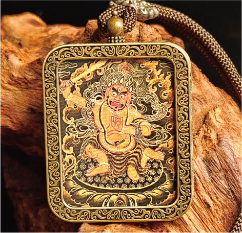 チベット仏教式 不動尊 開運ペンダント/メッキ合金、両面デザイン、約40×50×8mm（紐含む）、ブラックゴールド