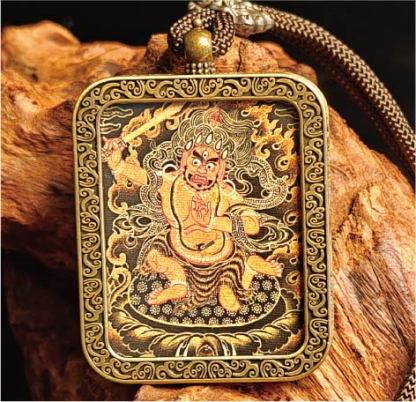 チベット仏教式 不動尊 開運ペンダント/メッキ合金、両面デザイン、約40×50×8mm（紐含む）、ブラックゴールド
